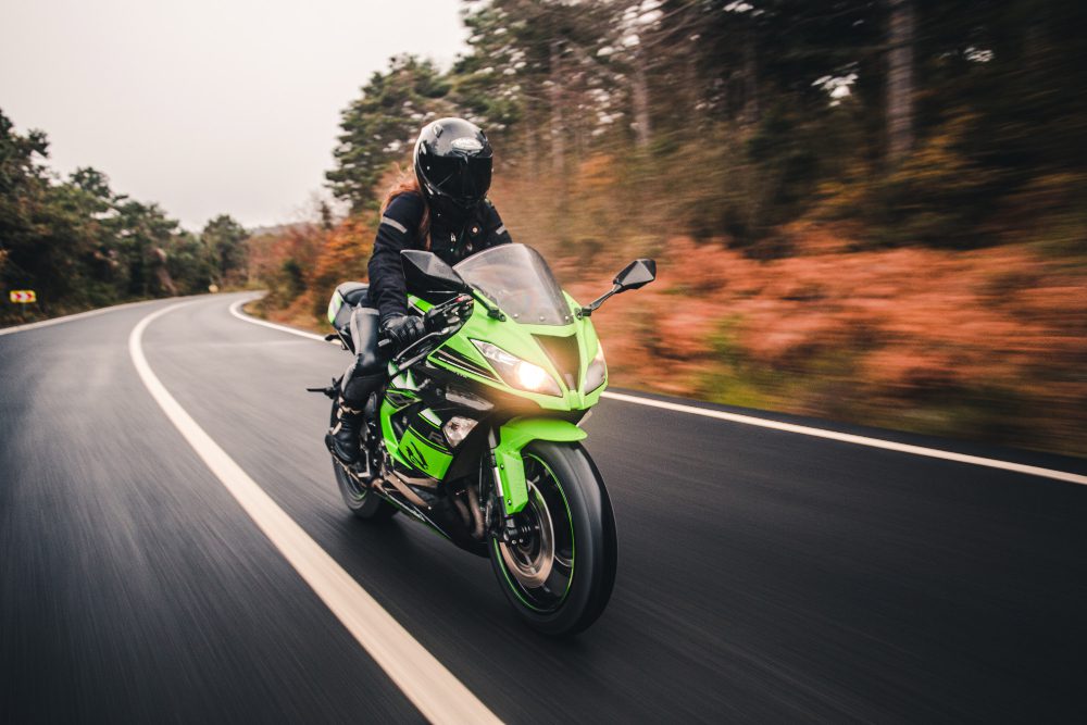 conduite-moto-neon-couleur-verte-route